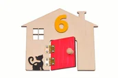 Zabawki interaktywne dla dzieci - Kolorowy domek z czerwonymi drzwiami + numer do tablicy sensorycznej. - miniaturka - grafika 1