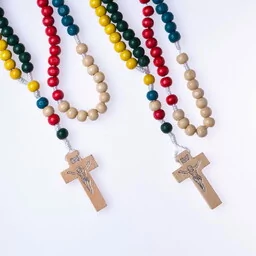 Różaniec drewno kolorowy na sznurku - Różańce - miniaturka - grafika 1