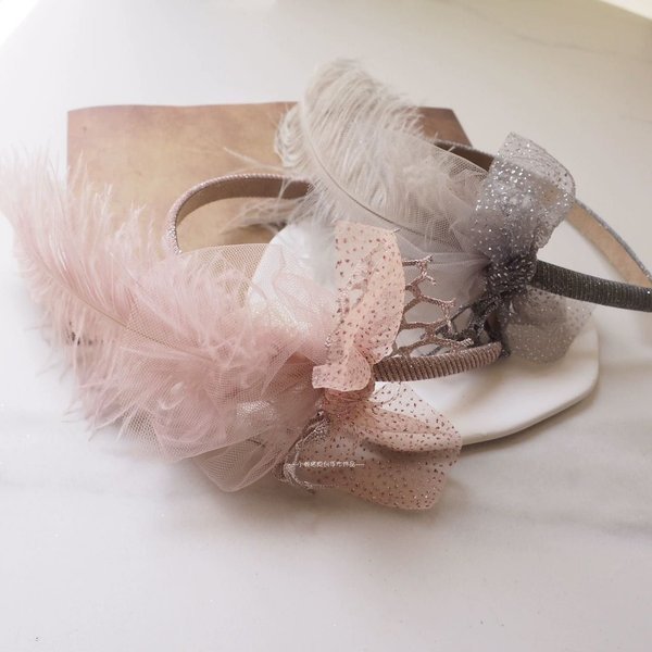 Elegancka złota opaska do włosów z kwiatami i motylami