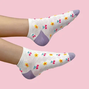 Retro Skarpetki W Kwiatki I Wiśnie - Białe, Bawełna - Skarpetki damskie - miniaturka - grafika 1