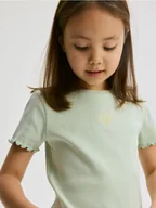 Koszulki dla dziewczynek - Reserved - Prążkowany t-shirt z haftem - jasnozielony - miniaturka - grafika 1
