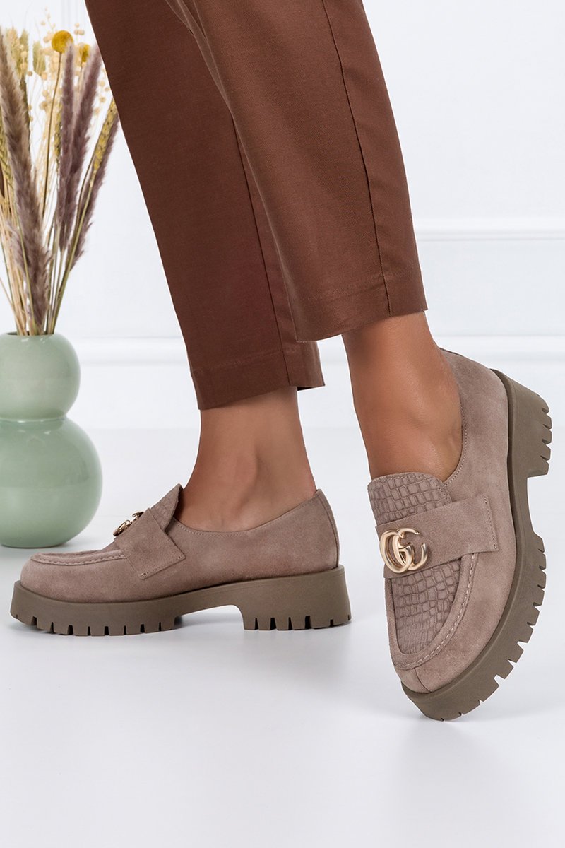 Beżowe mokasyny skórzane damskie na platformie ze złotą ozdobą produkt polski casu 20153-no-37