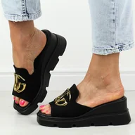 Klapki i japonki damskie - Czarne klapki damskie na koturnie Vinceza 58295 - miniaturka - grafika 1