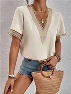 Bluzki damskie - Bluzka damska z ażurowym wykończeniem - Beżowy - miniaturka - grafika 1