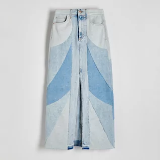 Spódnice - Reserved - Jeansowa spódnica z łączonego denimu - Niebieski - grafika 1