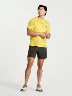 Koszulki sportowe męskie - Saucony Koszulka sportowa w kolorze żółtym - grafika 1