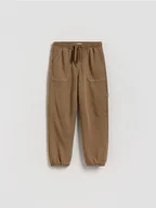 Spodnie i spodenki dla chłopców - Reserved - Bawełniane spodnie jogger - brązowy - miniaturka - grafika 1