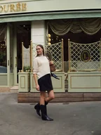 Spódnice - Czarna mini spódnica - miniaturka - grafika 1