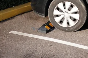 Kauczukowy ogranicznik parkingowy z żółtym odblaskiem (wym. 550x150x100mm) - Wyposażenie miejsc publicznych - miniaturka - grafika 3