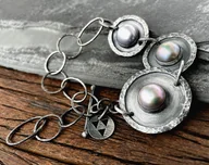 Bransoletki - Bransoletka ze srebrnymi perłami fancy z różowym overtonem - miniaturka - grafika 1