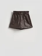 Spodenki damskie - Reserved - Szorty z imitacji skóry z paskiem - ciemnobrązowy - miniaturka - grafika 1