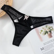 Majtki damskie - Satynowe stringi z ozdobnym serduszkiem - Czarny S/M - miniaturka - grafika 1