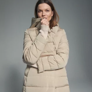 Kurtki damskie - Reserved Pikowany płaszcz z wypełnieniem z recyklingu - Beżowy - grafika 1