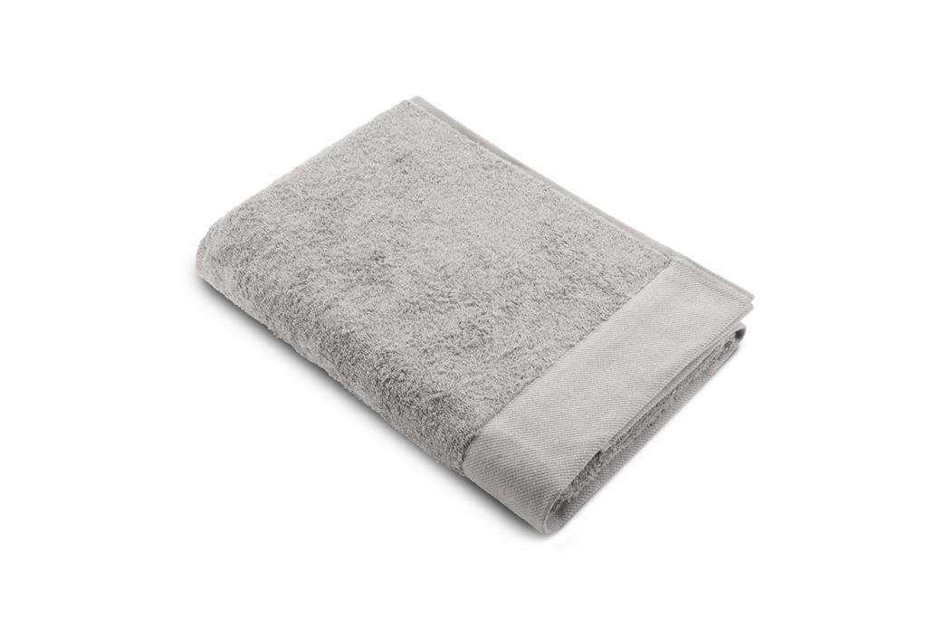Bawełniany ręcznik prysznicowy Walra Remade 70x140 cm - dostępny w kolorze taupe, antracytowym, niebieskim, zielonym, różowym i piaskowym. Bawełniany ręcznik prysznicowy Walra Remade 70x140 cm - kolor piaskowy, dostępny również w kolorze taupe, antracytowym, niebieskim, zielonym i różowym.
