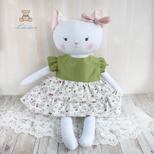 Kotek Lena przytulanka w sukieneczce beżowo-zielonej w kwiatuszki - Maskotki i pluszaki Kotek Lena przytulanka w sukieneczce beżowo-zielonej w kwiatuszki - Maskotki i pluszaki - miniaturka - grafika 1