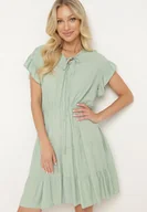 Sukienki - Miętowa Sukienka z Gumką w Pasie Ozdobiona Falbanką i Wiązana Materiałowym Paskiem Tiamalou - Born2be - miniaturka - grafika 1