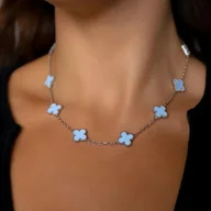 Naszyjniki - Naszyjnik damski z koniczynkami baby blue ze stali jubilerskiej - miniaturka - grafika 1