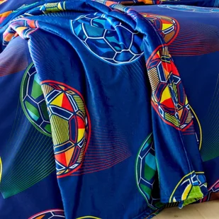 Niebieski koc dziecięcy z mikropluszu 130x170 cm Bright Football – Catherine Lansfield - Koce i narzuty dla dzieci - miniaturka - grafika 1