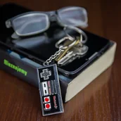 Breloki - Brelok BIOWORLD Pad NES Nintendo, 6x2,5 cm - miniaturka - grafika 1