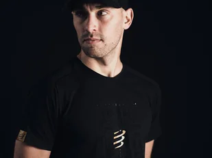 COMPRESSPORT Koszulka biegowa PERFORMANCE SS T-SHIRT Black Edition 2022 czarna - Koszulki sportowe męskie - miniaturka - grafika 5