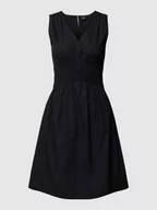 Sukienki - Sukienka o długości do kolan z dekoltem w serek model ‘Dizzi’ - miniaturka - grafika 1