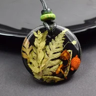 Naszyjniki - Okrągły duży naszyjnik z leśnym motywem - miniaturka - grafika 1