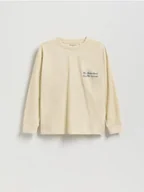 Bluzki dla chłopców - Reserved - Bawełniany longsleeve z nadrukiem - złamana biel - miniaturka - grafika 1