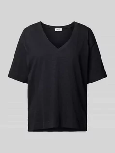 Koszulki i topy damskie - T-shirt w jednolitym kolorze z dekoltem w serek - grafika 1