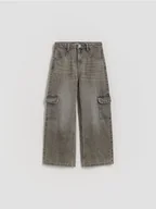 Spodnie i spodenki dla dziewczynek - Reserved - Jeansy wide leg z kieszeniami cargo - jasnoszary - miniaturka - grafika 1