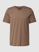 Koszulki męskie - T-shirt z dekoltem w serek model ‘Mix+Relax’ - miniaturka - grafika 1