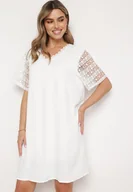 Sukienki - Biała Sukienka Mini Pudełkowa z Koronką na Ramionach i Dekolcie Idalyn - miniaturka - grafika 1