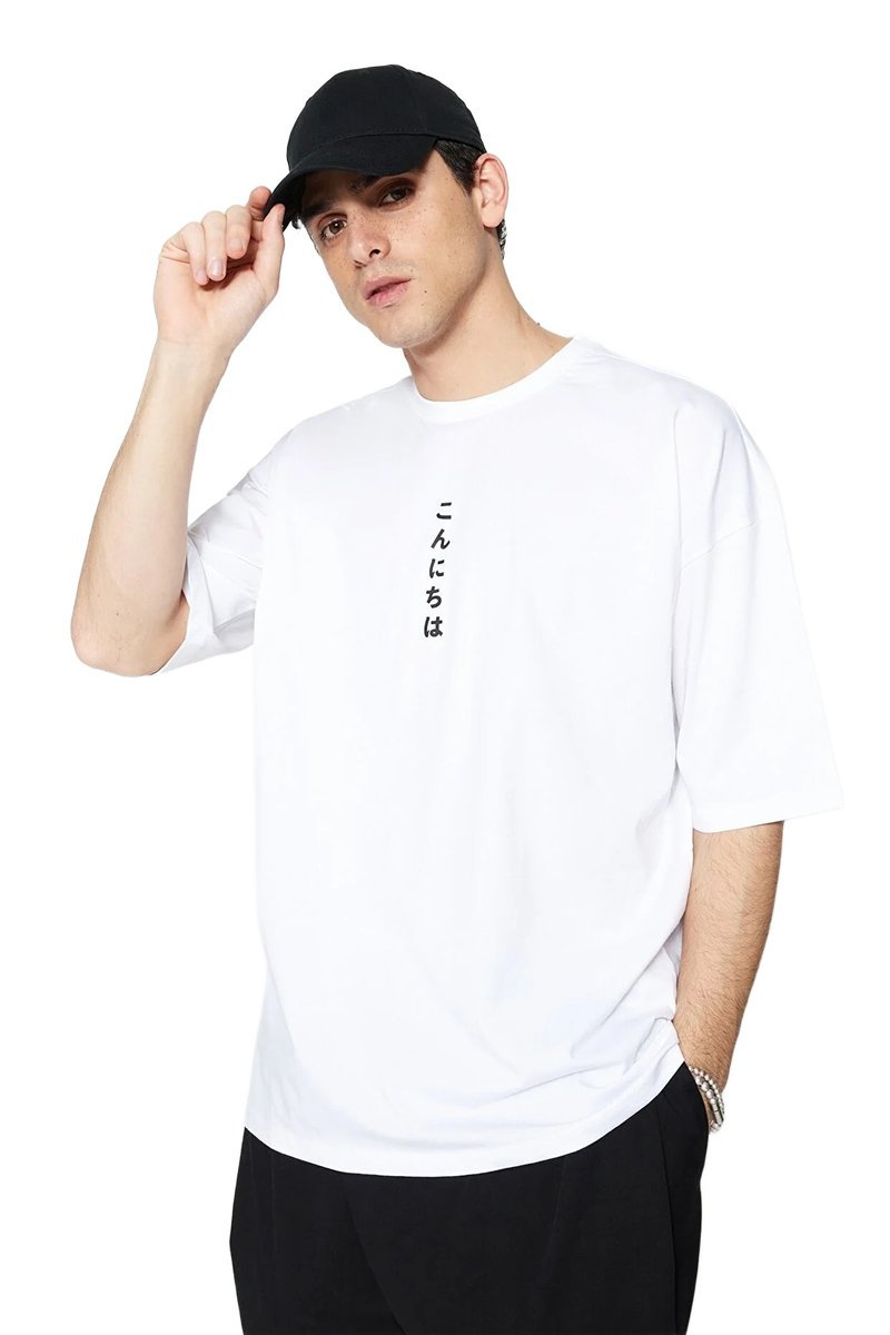 TRENDYOL MAN BIAŁY T-SHIRT MĘSKI Z NADRUKIEM W PIONIE DEKOLT OKRĄGŁY M 5DA