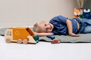 Drewniana śmieciarka Trixie Baby - Samochody i pojazdy dla dzieci - miniaturka - grafika 1