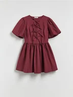 Sukienki - Reserved - Sukienka mini z wiązaniem - bordowy - miniaturka - grafika 1