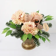 Sztuczne kwiaty - GOLIAT Stroik dekorowany w misie 40 x 40 cm SDMB-05 - miniaturka - grafika 1