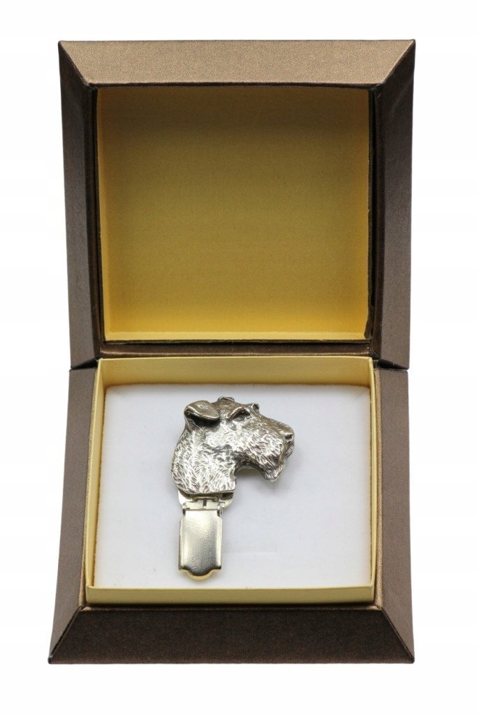 Foksterier broszka z klipsem w pudełku dog show