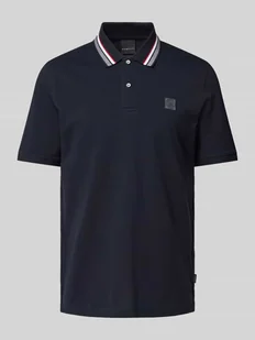 Koszulka polo o kroju regular fit z naszywką z logo - Koszulki męskie - miniaturka - grafika 1