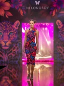 Sukienki - Dopasowana sukienka z kwiatem - Iris - miniaturka - grafika 1