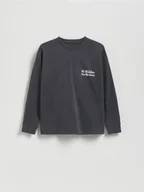 Bluzki dla chłopców - Reserved - Bawełniany longsleeve z nadrukiem - ciemnoszary - miniaturka - grafika 1