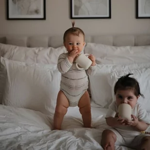 Mushie Silikonowy Kubek ze Słomką Shifting Sand - Kubki dla dzieci - miniaturka - grafika 1