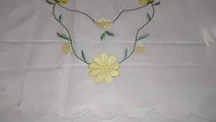 Obrus haftowany OR 50x100 biały w kropki żółte kwiaty niska cena - Obrusy i serwetki - miniaturka - grafika 1