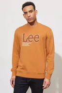 Bluzy męskie - LEE SEASONAL LOGO CREW SWS MĘSKA BLUZA NADRUK CARAMEL L84QTJ99 112322640 - Lee - miniaturka - grafika 1