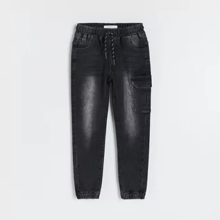 Spodnie i spodenki dla chłopców - Reserved Jeansy joggers super soft - Czarny - grafika 1
