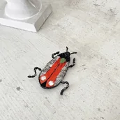 Broszki - Broszka ŻUK ręcznie haftowana przypinka owady - miniaturka - grafika 1