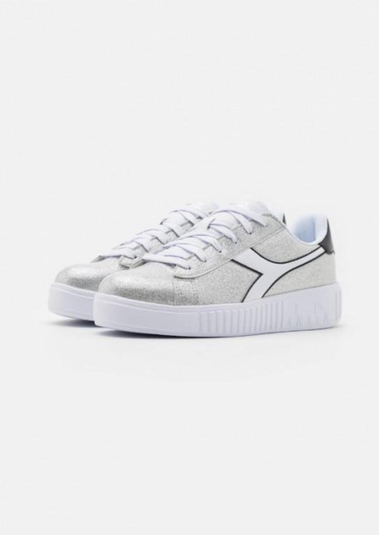 DIADORA SREBRNE TRAMPKI DZIECIĘCE Z BIAŁYM LOGO I CZARNĄ PIĘTĄ 30 14CA