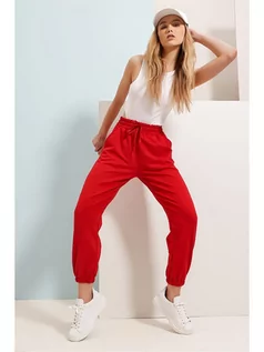 Spodnie sportowe damskie - Chezalou Spodnie dresowe w kolorze czerwonym - grafika 1