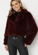 Kurtki damskie - Bordowa Futerkowa Kurtka o Krótkim Kroju z Eleganckim Kołnierzem Tazamisa - miniaturka - grafika 1