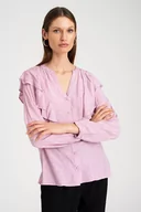 Bluzki damskie - Jasnoróżowa, wiskozowa bluzka z falbanami - Greenpoint - miniaturka - grafika 1