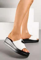 Klapki i japonki damskie - Białe Klapki Vices na Koturnie Zdobione Metaliczną Aplikacją Nitarunia - miniaturka - grafika 1