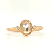 Pierścionki - Pierścionek z Owalnym Kamieniem Księżycowym i Diamentami - miniaturka - grafika 1